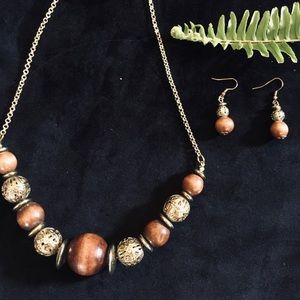 Set of wooden beaded necklace and earrings!🙌🏻